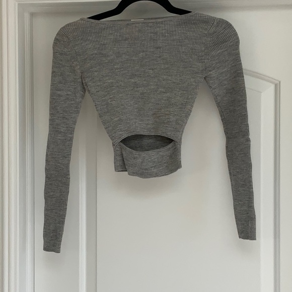 Wilfred Yacine Longsleeve
Long-sleeve peek-a-boo knit top - Picture 4 of 5